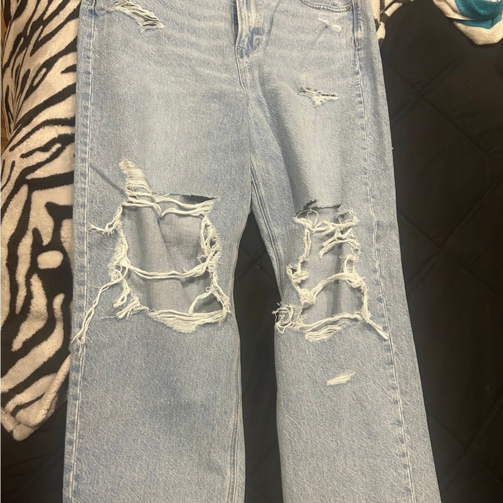 American Eagle Outfitters  Distressed 90s boyfriend jeans